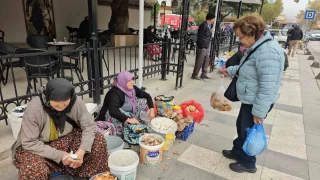 Deprem bölgesi Sındırgı'da hayat devam ediyor