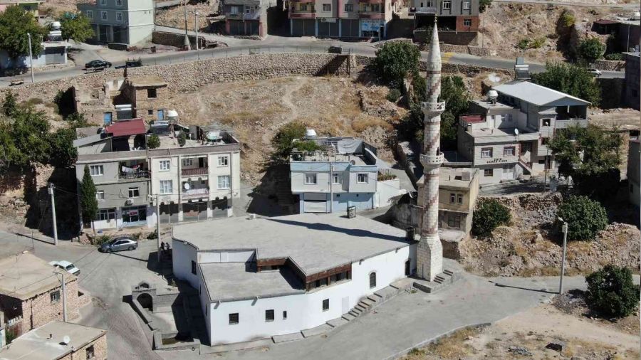 Diyarbakır'da 650 yıllık cami zamana direniyor