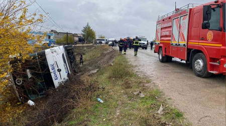 Diyarbakr'da yolcu otobs devrildi: 3' ar 33 yaral