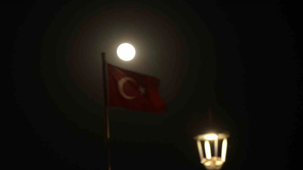 En kısa gecede dolunay görsel şölen oluşturdu