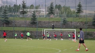 Erzurum'da futbolculara test uygulanıyor