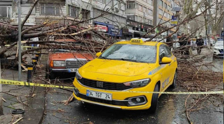 Fatih'te aa iki otomobilin zerine devrildi