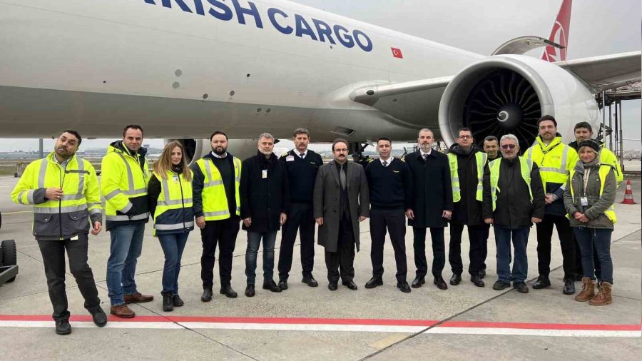 Frankfurt'tan Türkiye'ye 200 ton acil yardım malzemesi gönderildi