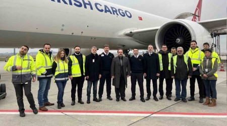 Frankfurt'tan Türkiye'ye 200 ton acil yardım malzemesi gönderildi