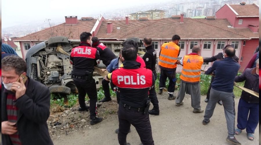 Freni boşalan kepçe 2 araca çarptı