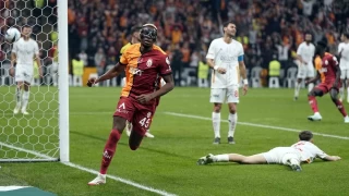 Galatasaray Fenerbahe ile puan farkn 10'a kard