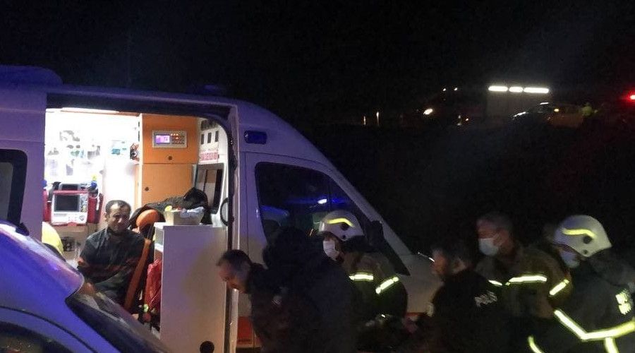 Gemlik'te fabrika işçilerini taşıyan minibüs köprü inşaatına uçtu