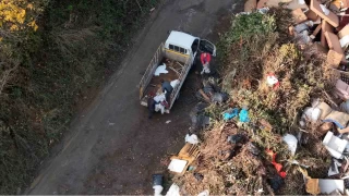 Gökdelenlerin gölgesinde kaçak moloz dökümü
