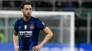 Hakan Çalhanoğlu penaltı kaçırdı İnter, Milan'a 1-0 yenildi