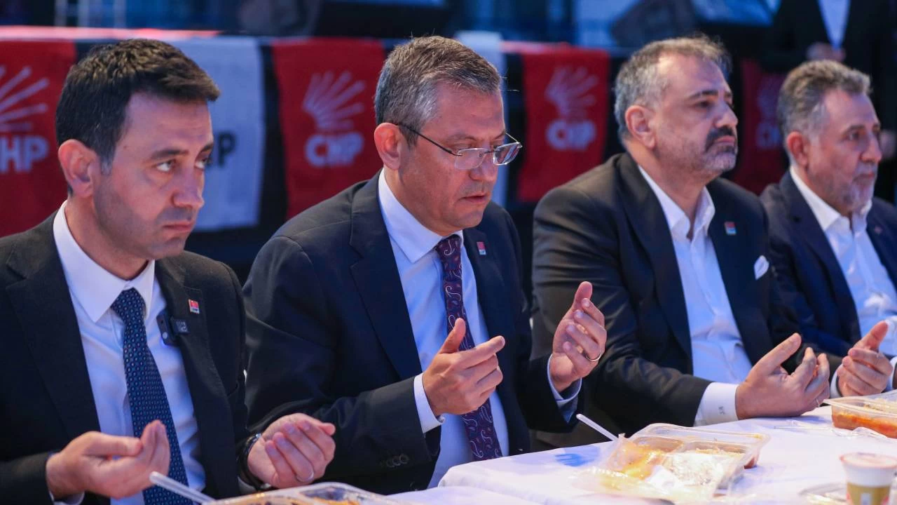 İftara katılan Özgür Özel, ayet okuyup oy istedi