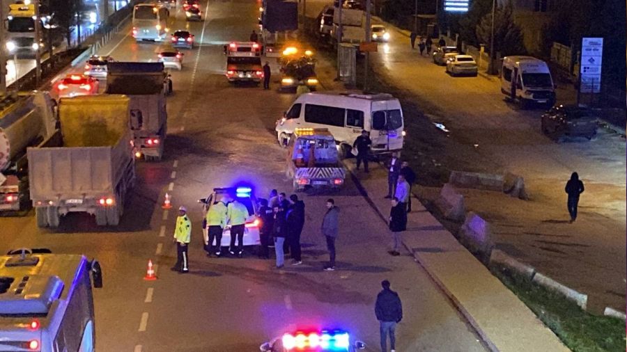 İki servis minibüsü ve otomobil çarpıştı