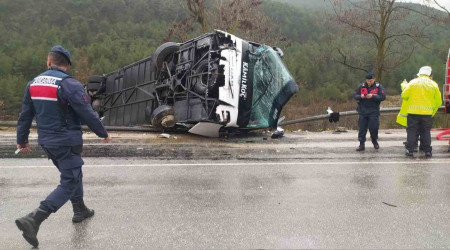 Isparta-Antalya karayolunda yolcu otobs devrildi: 8 yaral