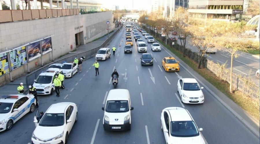 stanbul trafiinde drone'lu denetim