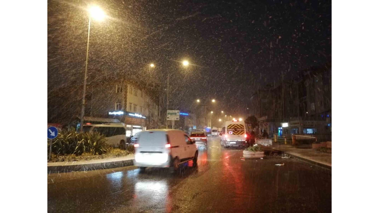 stanbul'da sabahn erken saatlerinde kar ya etkili oldu