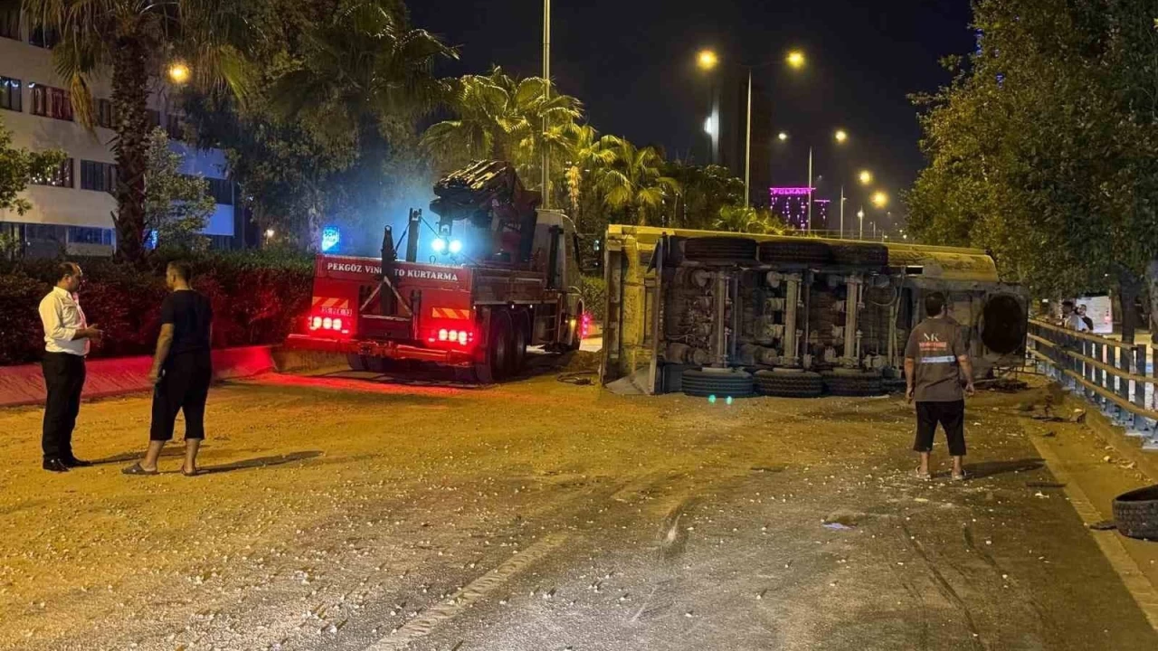 İzmir'de lastikleri patlayan hafriyat kamyonunun dorsesi devrildi