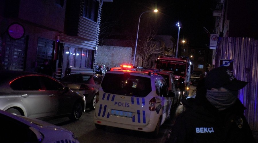 Kadıköy'de park halindeki araç alev aldı, 2 kişi hayatını kaybetti