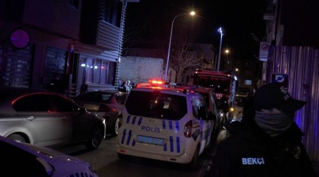 Kadıköy'de park halindeki araç alev aldı, 2 kişi hayatını kaybetti