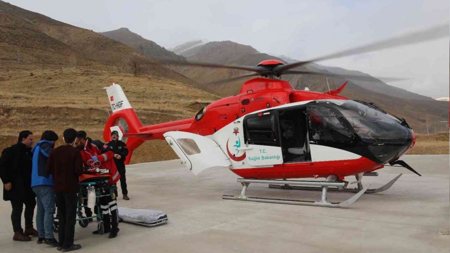 Kalbi duran öğrenci ambulans helikopterle Van'a sevk edildi