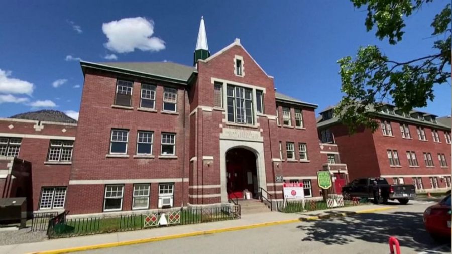 Kanada diken üstünde... 5 okul tecrit edildi