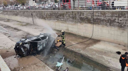 Kanala düşen otomobil alev alev yandı