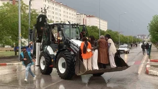 Karaman'da saanak etkili oldu, aralar yolda mahsur kald