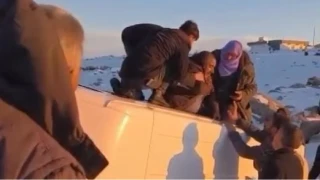 Karda devrilen minibüsteki yolcuları vatandaşlar kurtardı