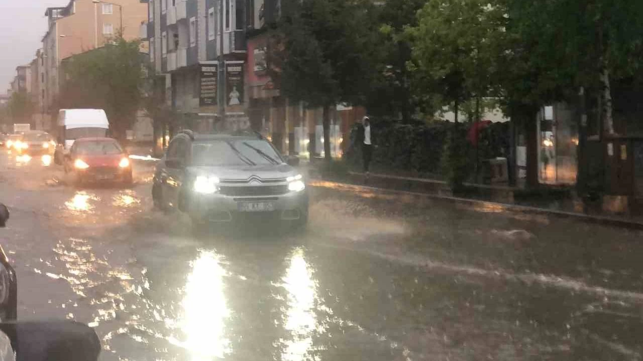 Kars'ta sağanak caddeleri göle çevirdi