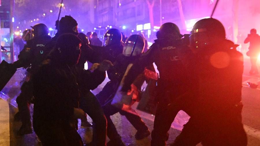 Katalanlara affa karşı Madrid'de gösteri yapan grup polisle çatıştı