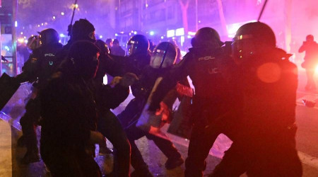 Katalanlara affa karşı Madrid'de gösteri yapan grup polisle çatıştı