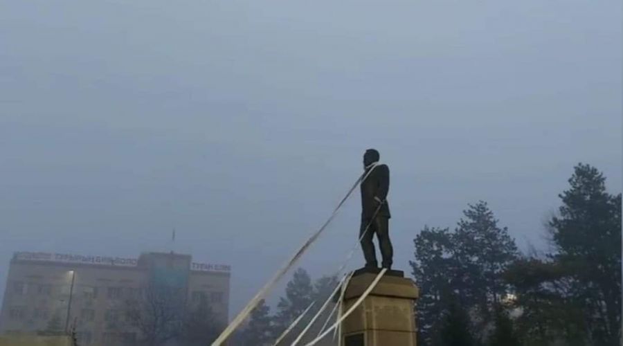 Kazakistan'da protestocular Nazarbayev'in heykelini yıkmaya çalıştı