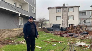 Kocaeli'yi fırtına vurdu: Vatandaş tenteyle birlikte savruldu