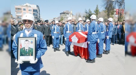 Komandolar gzyalar arasnda topraa verildi