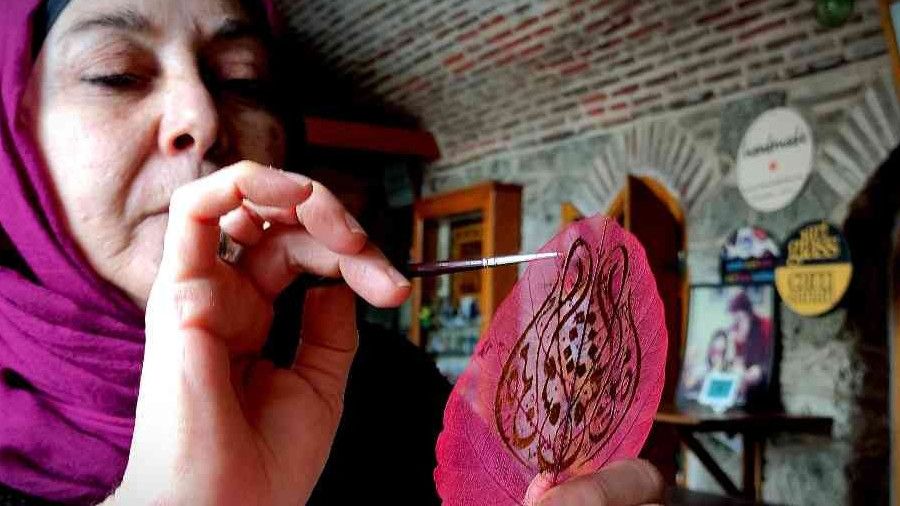 Kurumuş yaprakları sanat eserine dönüştürüyor