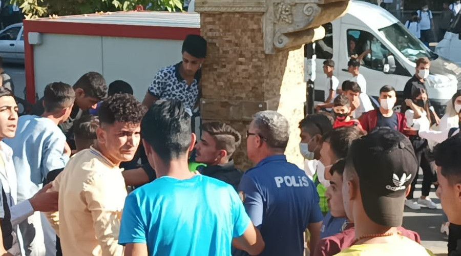 Lise öğrencileri arasında sopalı kavga