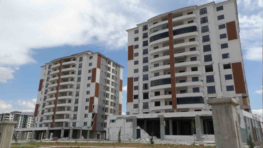 Malatya'da ağır hasarlı milyonluk binaların dinamitle yıkımına başlanıyor