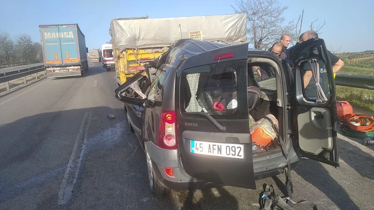 Manisa'da kamyonet tıra arkadan çarptı: 3 ölü