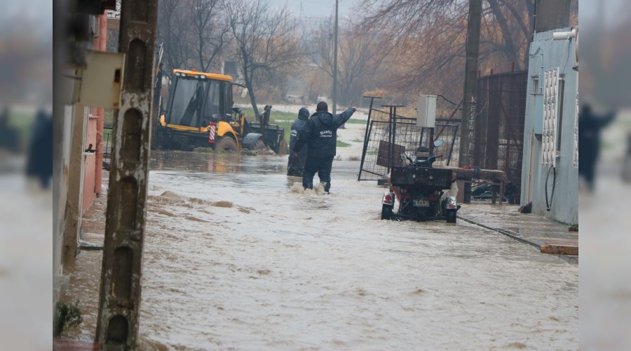 Manisa’yı sel vurdu