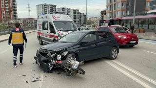 Motosiklet otomobile ok gibi sapland: 1 yaral