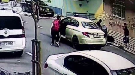 Öğrencinin refleksi faciayı önledi: Kayan araca atlayıp el frenini çekti