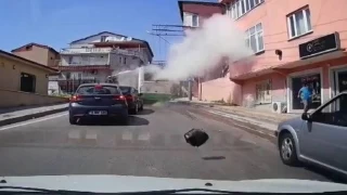 Otobüsün su borusu bomba gibi patladı