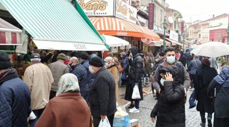 Ramazan alışverişi dükkân önlerinde uzun kuyruklar oluşturdu