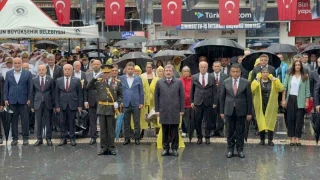 Sağanak altında 30 Ağustos çelenk töreni