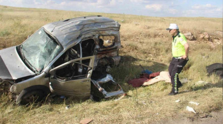 Şanlıurfa'da tır, hafif ticari araca çarptı: 6 ölü, 1 yaralı