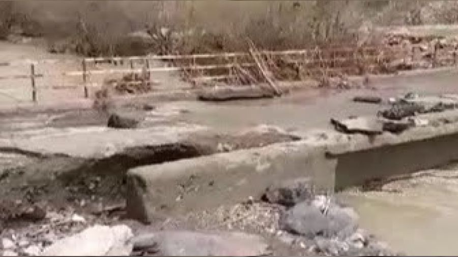 Sel suları köprüye zarar verdi