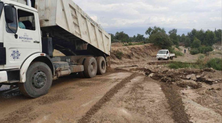 Selde mahsur kalan araçları Aydın Büyükşehir ekipleri kurtardı