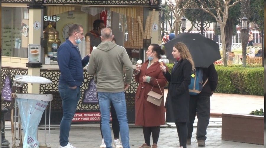 Sultanahmet'te kstlamann keyfini turistler kard