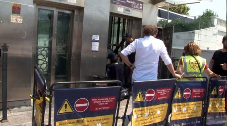 Taksim'de turistler metro asansrnde mahsur kald