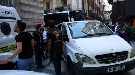 Taksim'de yabanc uyruklu 52 kii yakaland