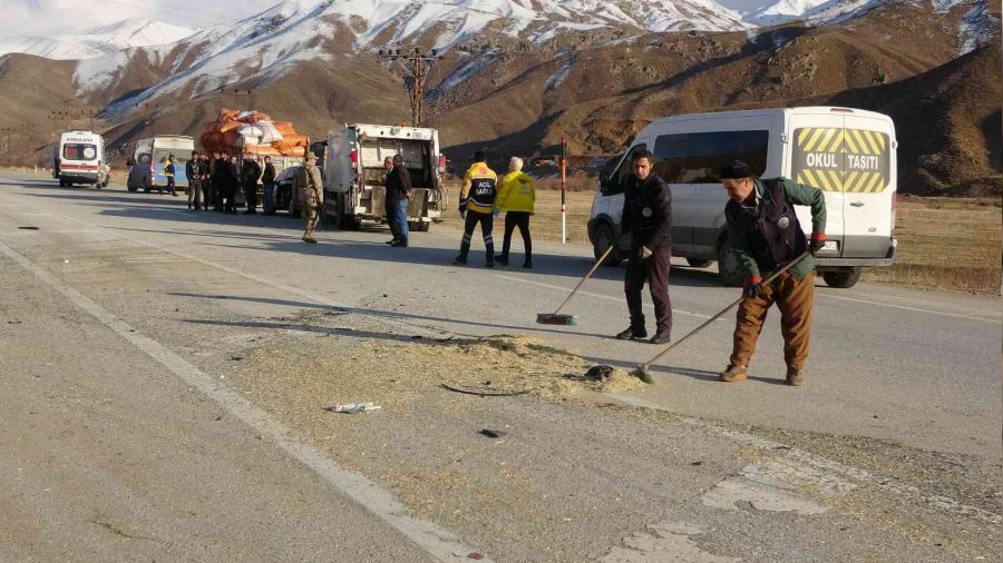 Taziyeye giden minibüs kamyonet çarpıştı: 10 yaralı