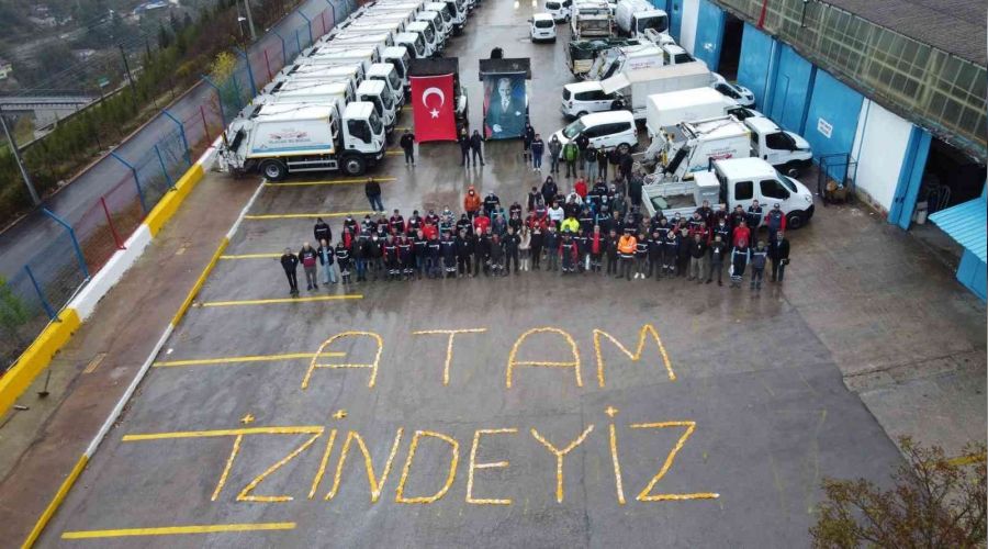 Temizlik işçileri eldivenleriyle yazdı
